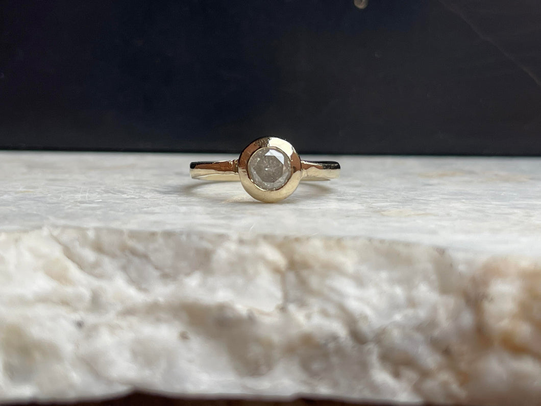 9ct yellow gold band with salt & pepper diamond.