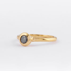 Salt and pepper diamond ring in 18ct yellow gold.