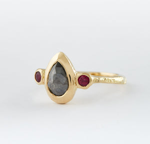 18ct yellow gold ring with salt and pepper diamond, 2 rubies.
